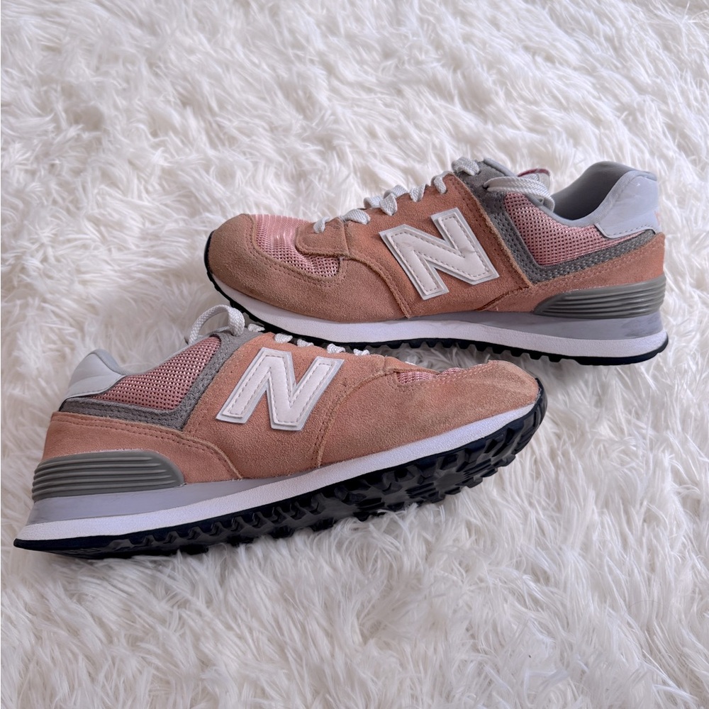 New Balance 574 Classic Women’s running sneaker sherbet peach silver cream